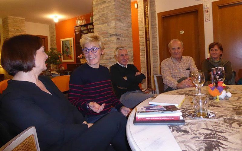 Las gallinas de Maitina en en Urroz con el Club de lectura de Lizoáin- Arriasgoiti - Mar del Rey Las gallinas de Maitina en en Urroz con el Club de lectura de Lizoáin- Arriasgoiti - Mar del Rey