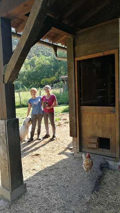 Udi, Matina, una gallina y yo delante del gallinero con el libro Udi, Matina, una gallina y yo delante del gallinero con el libro