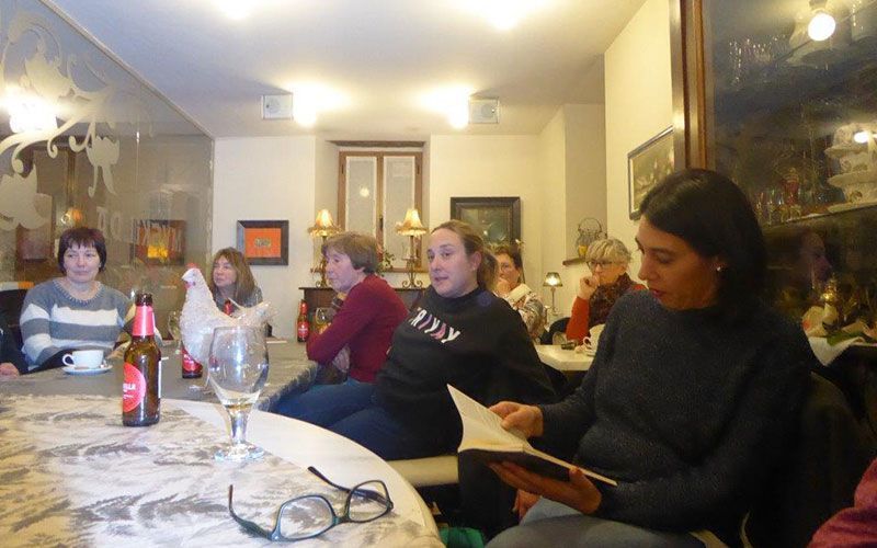 Las gallinas de Maitina en en Urroz con el Club de lectura de Lizoáin- Arriasgoiti - Mar del Rey Las gallinas de Maitina en en Urroz con el Club de lectura de Lizoáin- Arriasgoiti - Mar del Rey