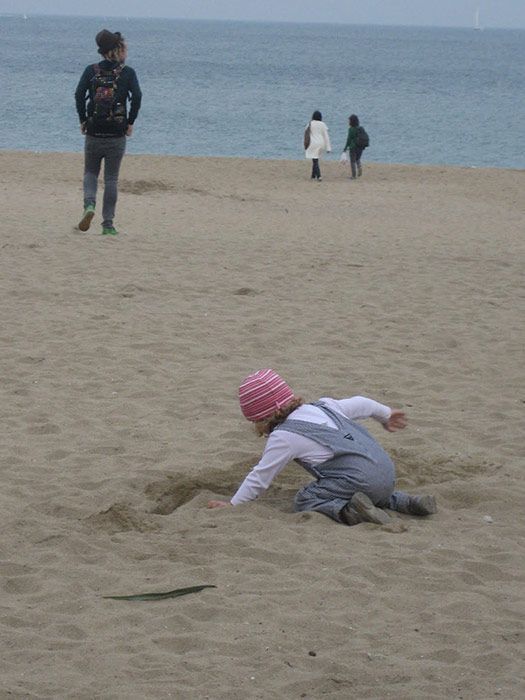 Una pequeña excavando Una pequeña excavando