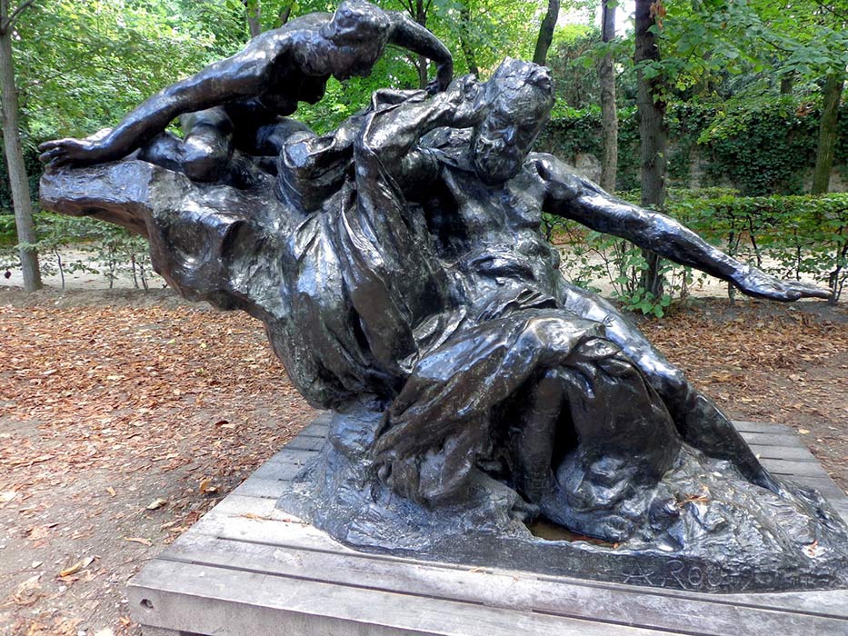 Esta podría ser la otra escultura, o no. En la realidad es el Víctor Hugo de Rodin con sus musas.